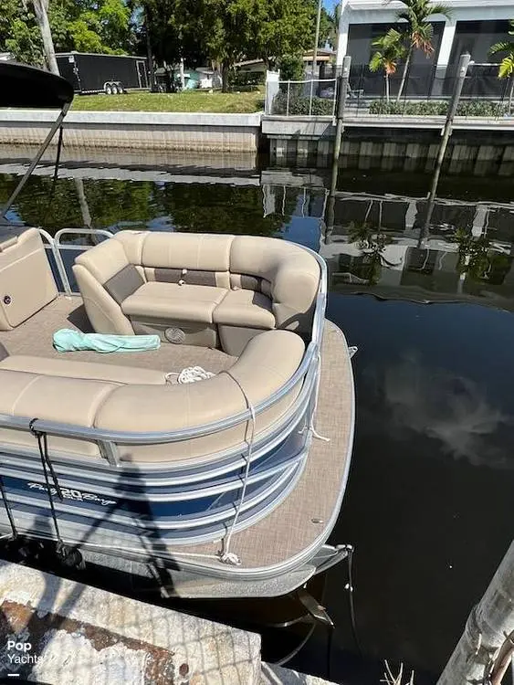 2022 Sun Tracker party barge 20 dlx