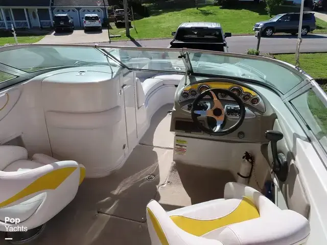 Crownline Deck Boat 220 Ex