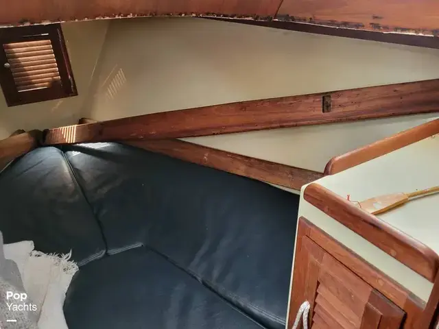 Islander Bahama 30