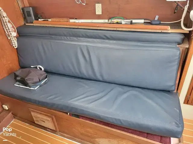 Islander Bahama 30