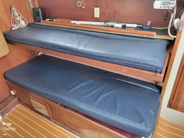 Islander Bahama 30