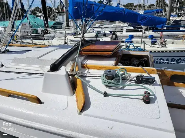 Islander Bahama 30