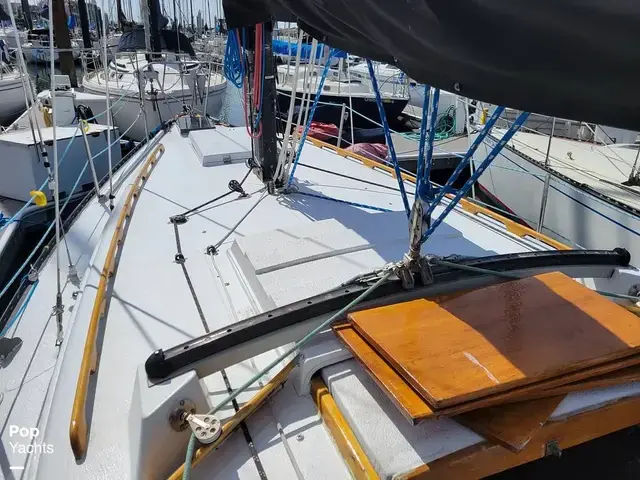 Islander Bahama 30