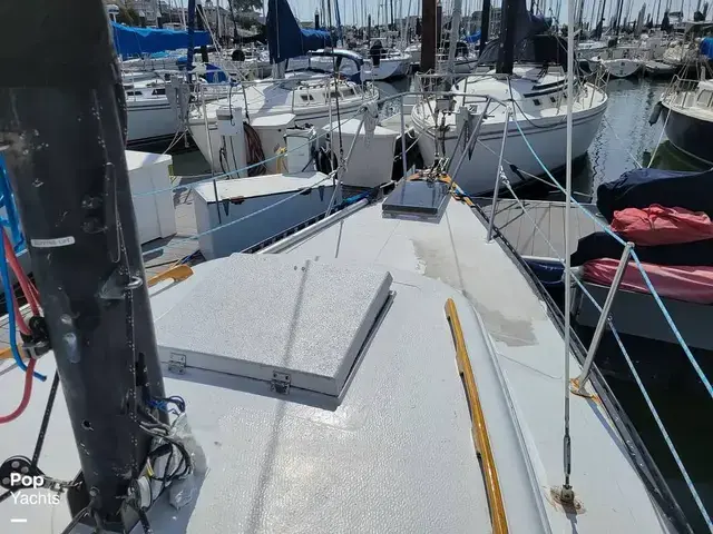 Islander Bahama 30