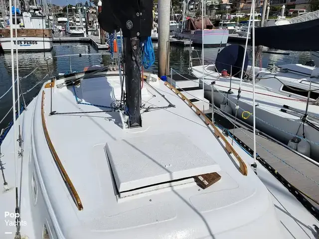 Islander Bahama 30