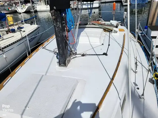 Islander Bahama 30