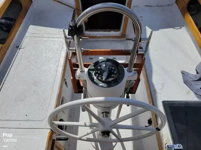 Islander Bahama 30