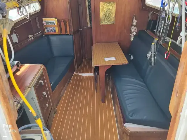 Islander Bahama 30