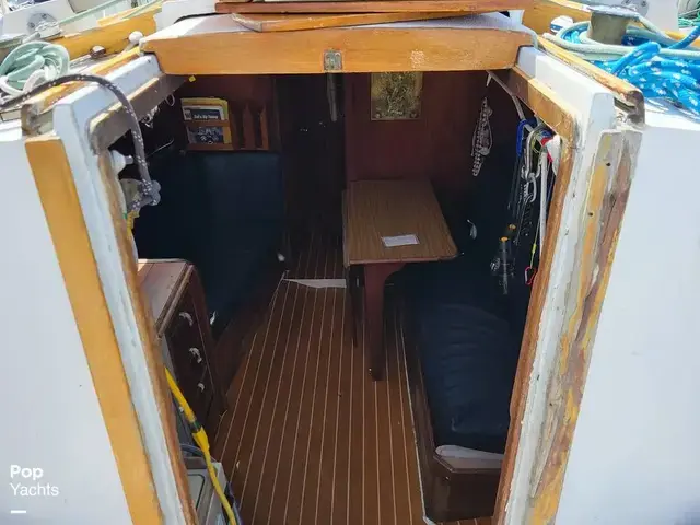 Islander Bahama 30