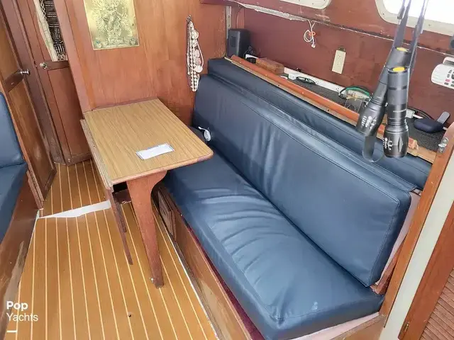 Islander Bahama 30