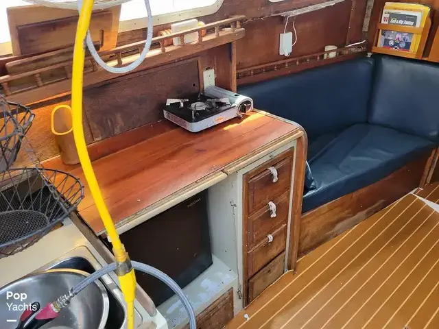 Islander Bahama 30