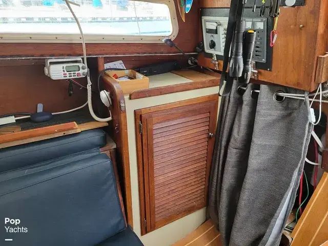 Islander Bahama 30