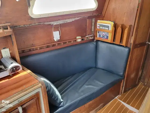 Islander Bahama 30