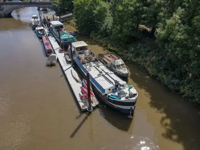 Dutch Barge 27m with London mooring