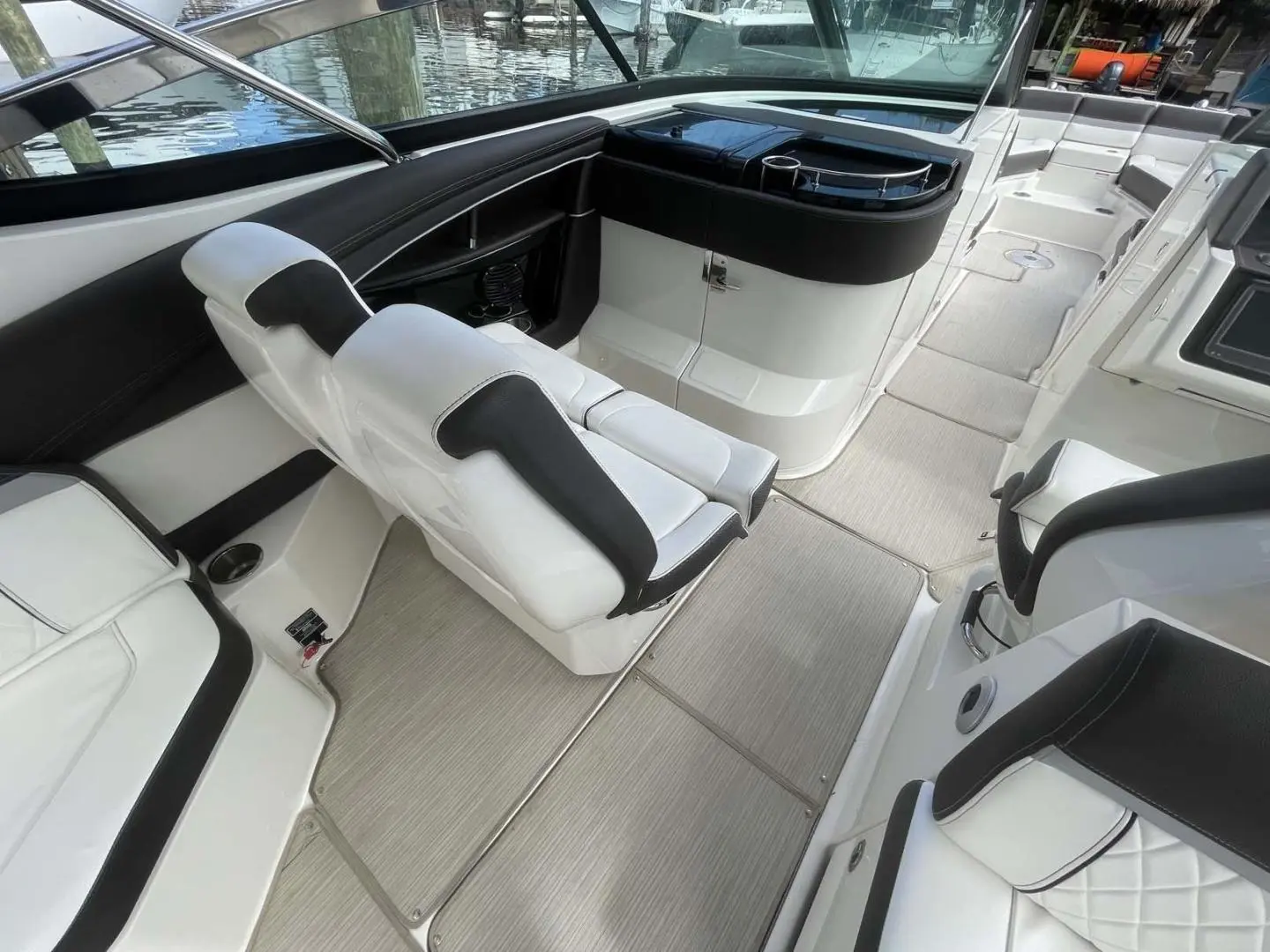 2018 Sea Ray 350 slx