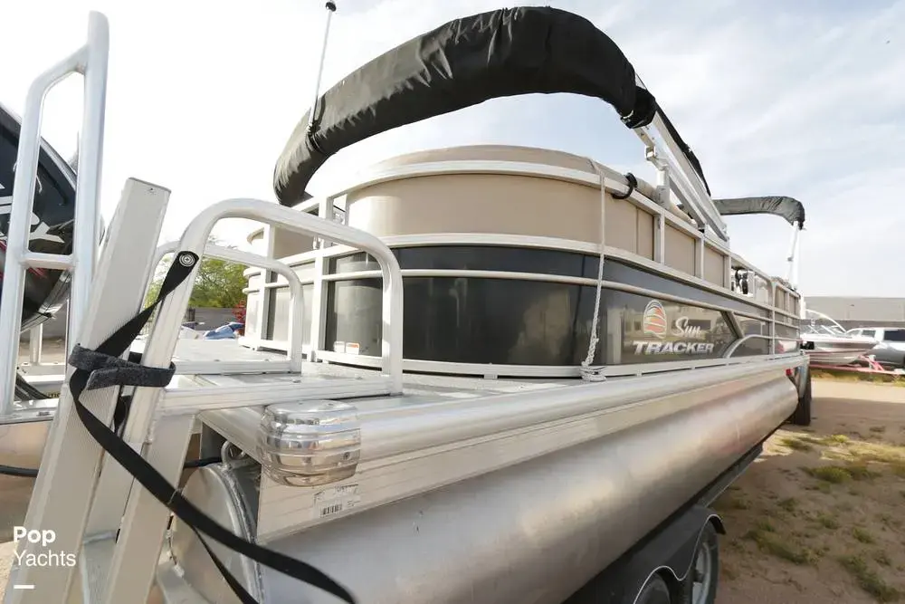 2018 Sun Tracker party barge 22 dlx