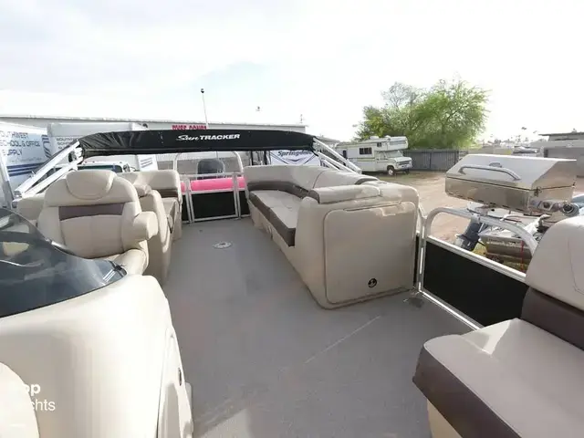 Sun Tracker Party Barge 22 Dlx