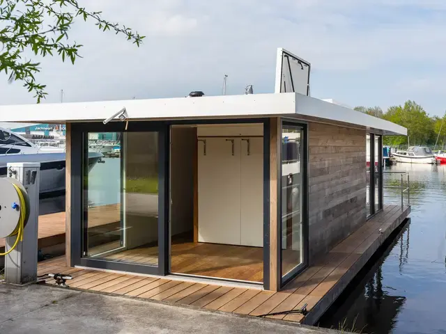 Dock25 D125 Houseboat Tiny House