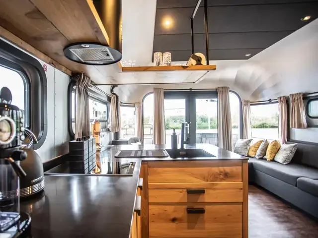 The Coon 1000 Houseboat