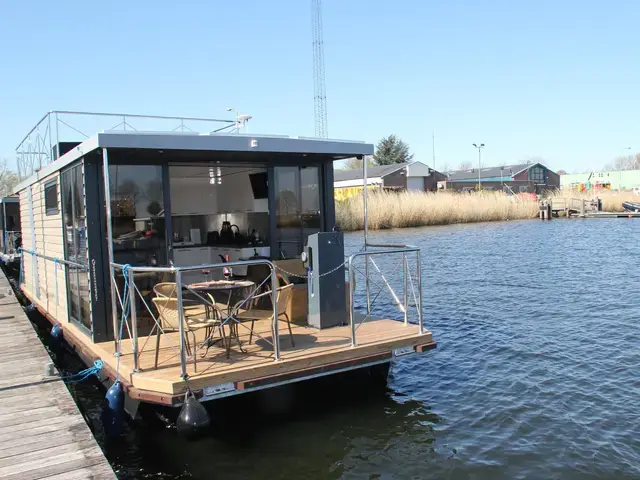 Campi 340 Houseboat