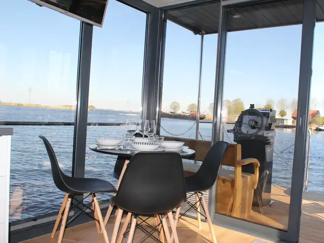 Campi 340 Houseboat