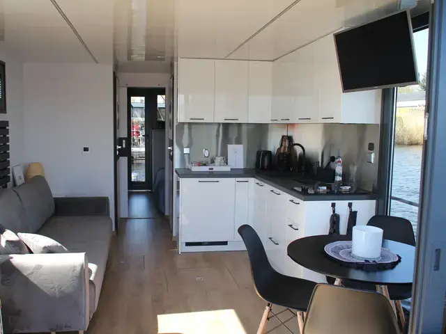 Campi 340 Houseboat