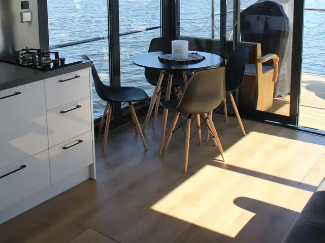 Campi 340 Houseboat