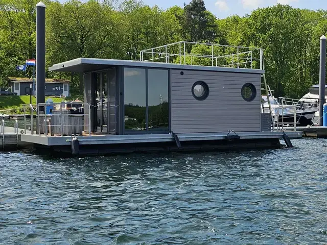 La Mare Houseboat