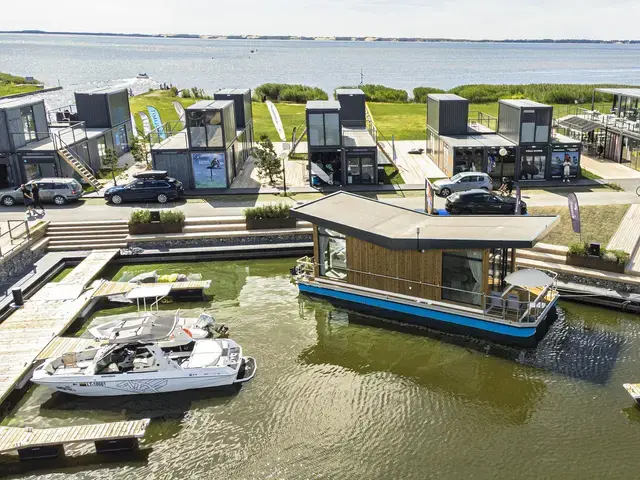 Twin Vee Butterfly Houseboat