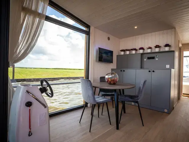 Twin Vee Butterfly Houseboat