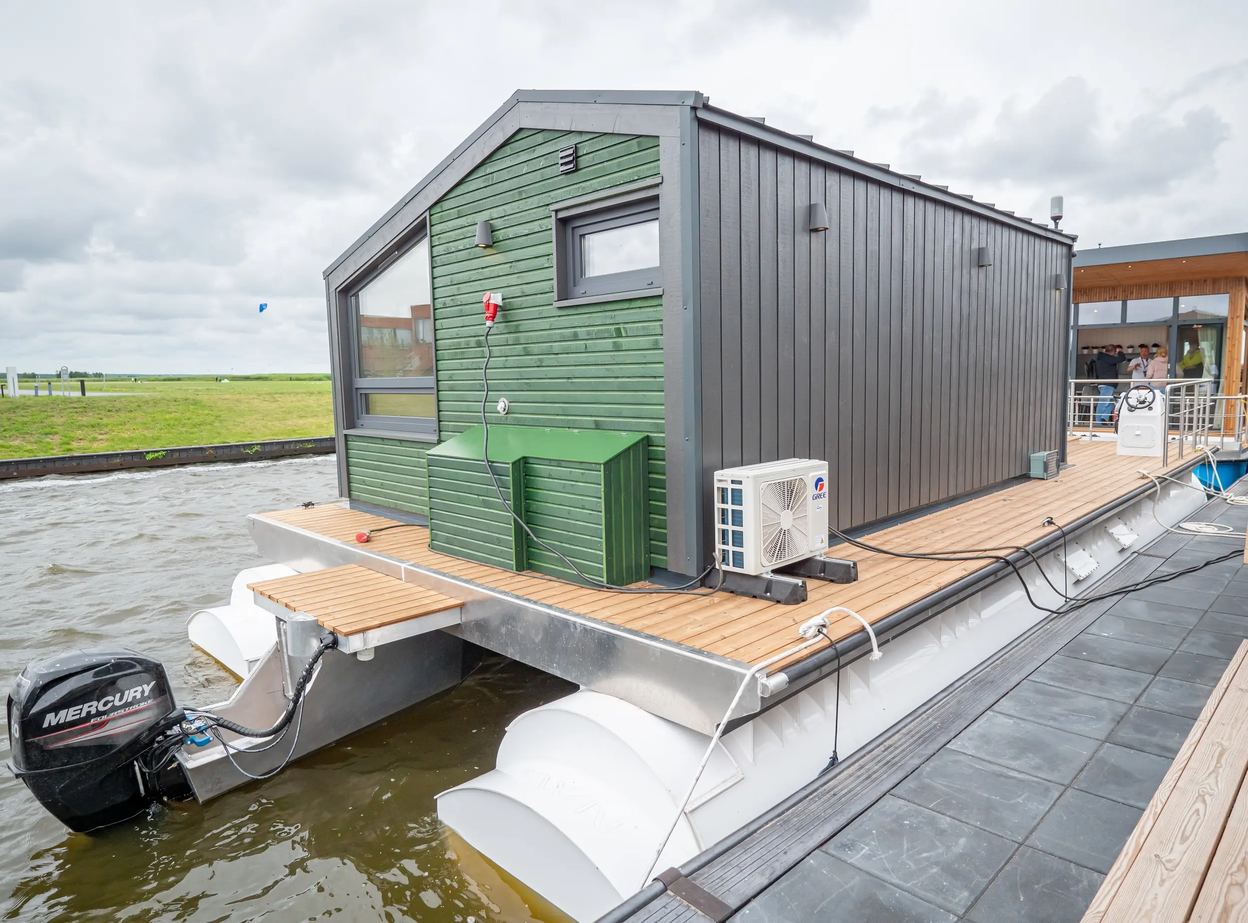 2024 Twin Vee m-cabin houseboat