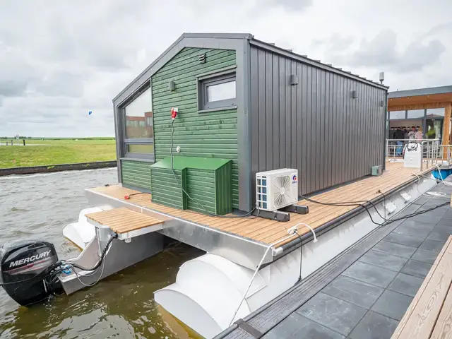 Twin Vee M-Cabin Houseboat