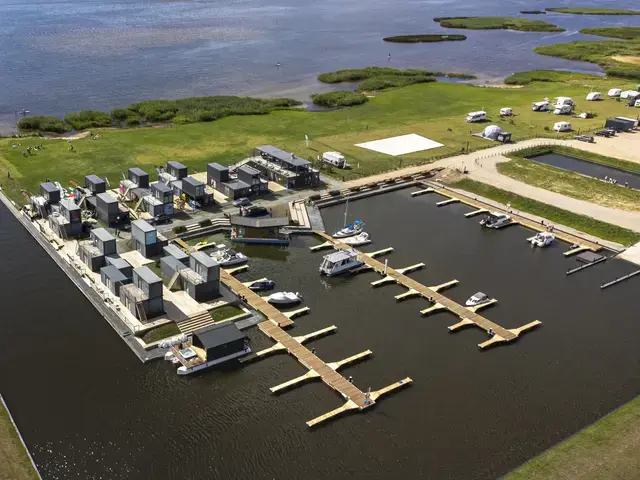 Twin Vee M-Cabin Houseboat