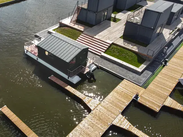 Twin Vee M-Cabin Houseboat