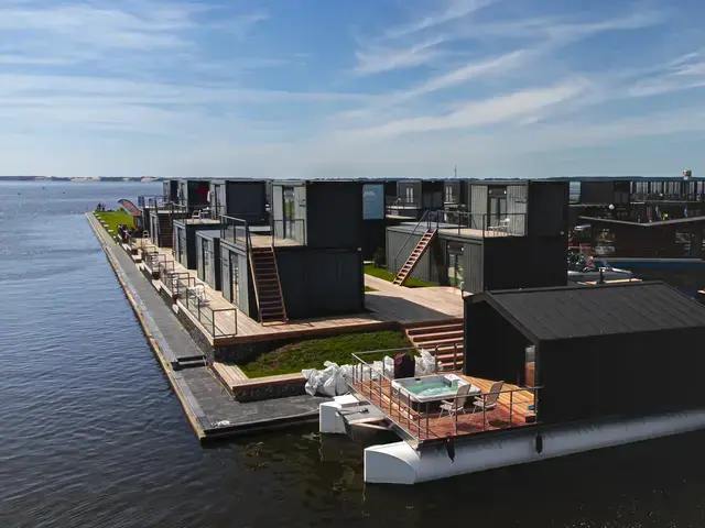 Twin Vee M-Cabin Houseboat