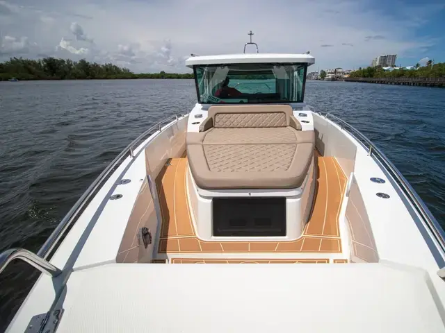 Axopar 37 Sport Cabin