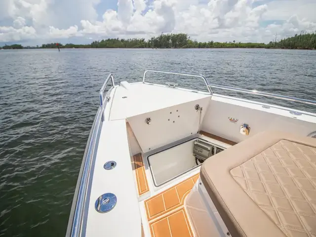 Axopar 37 Sport Cabin