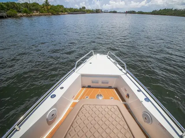 Axopar 37 Sport Cabin