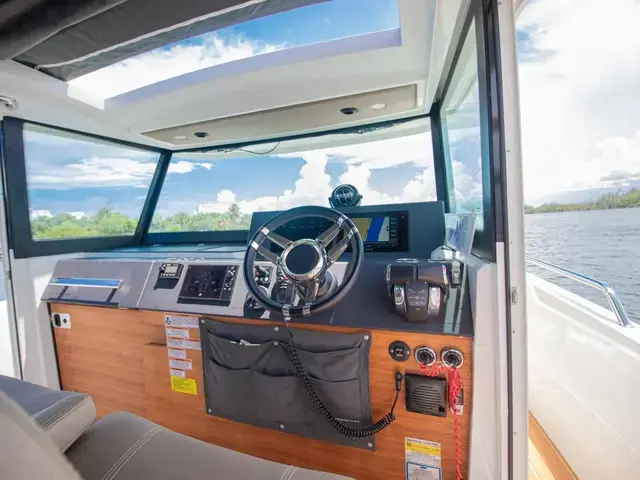 Axopar 37 Sport Cabin