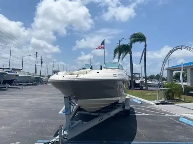 Sea Ray 240 Sundeck