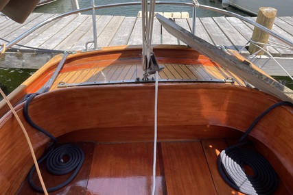 Classic 33' Fantasi Yachts Sloop