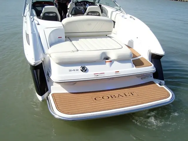 Cobalt 242 Bowrider