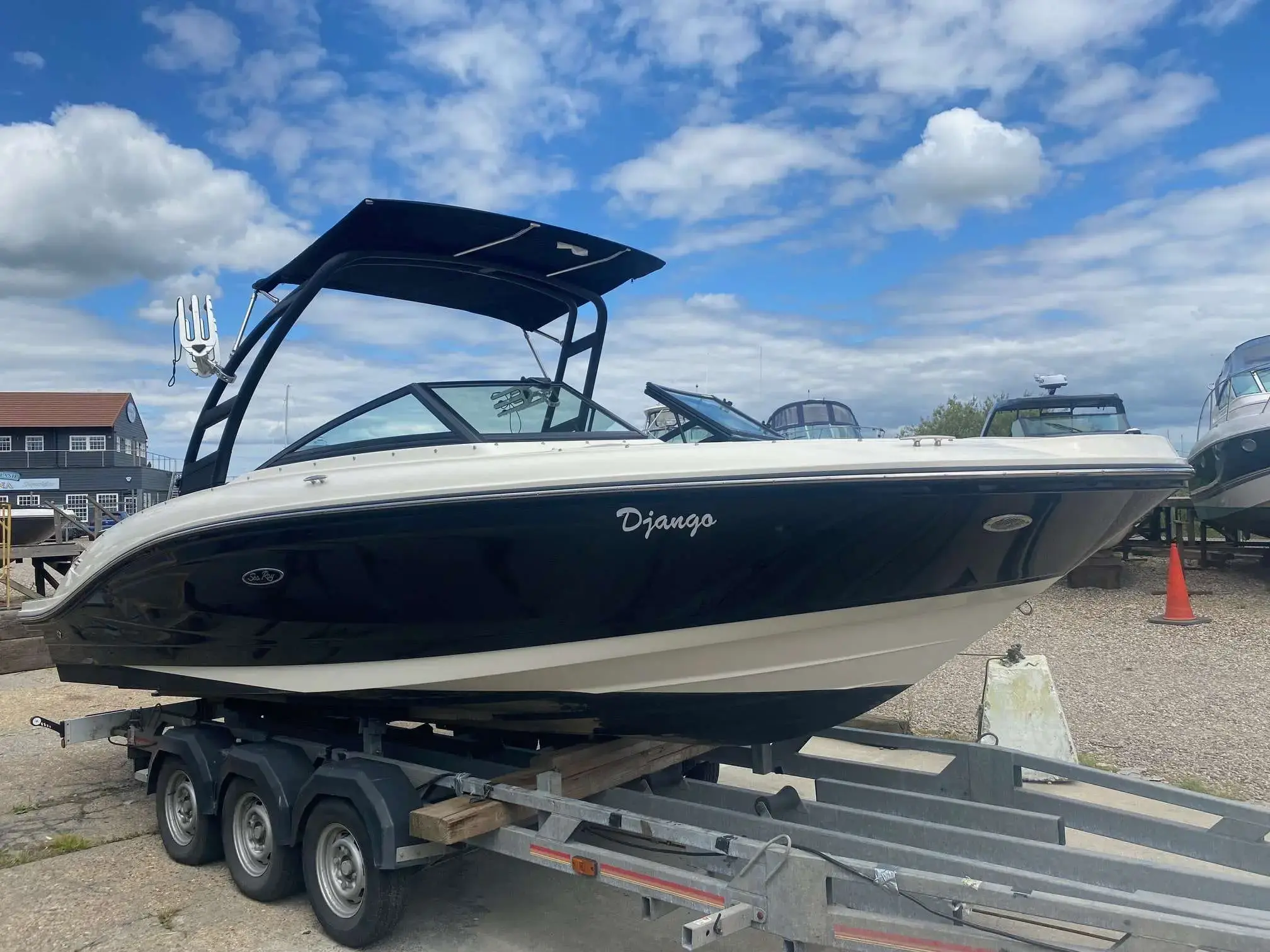 2022 Sea Ray 210 spxe