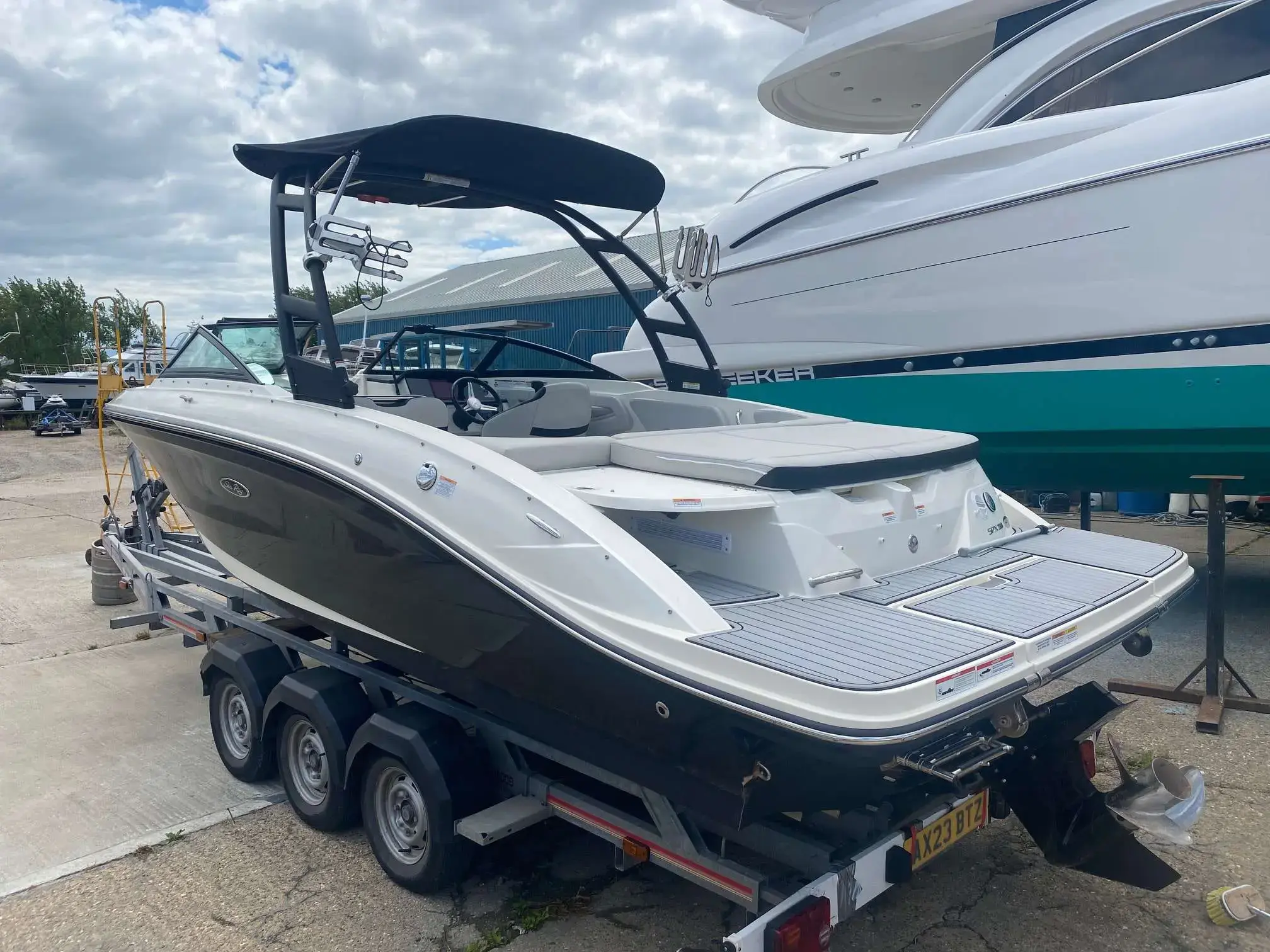 2022 Sea Ray 210 spxe