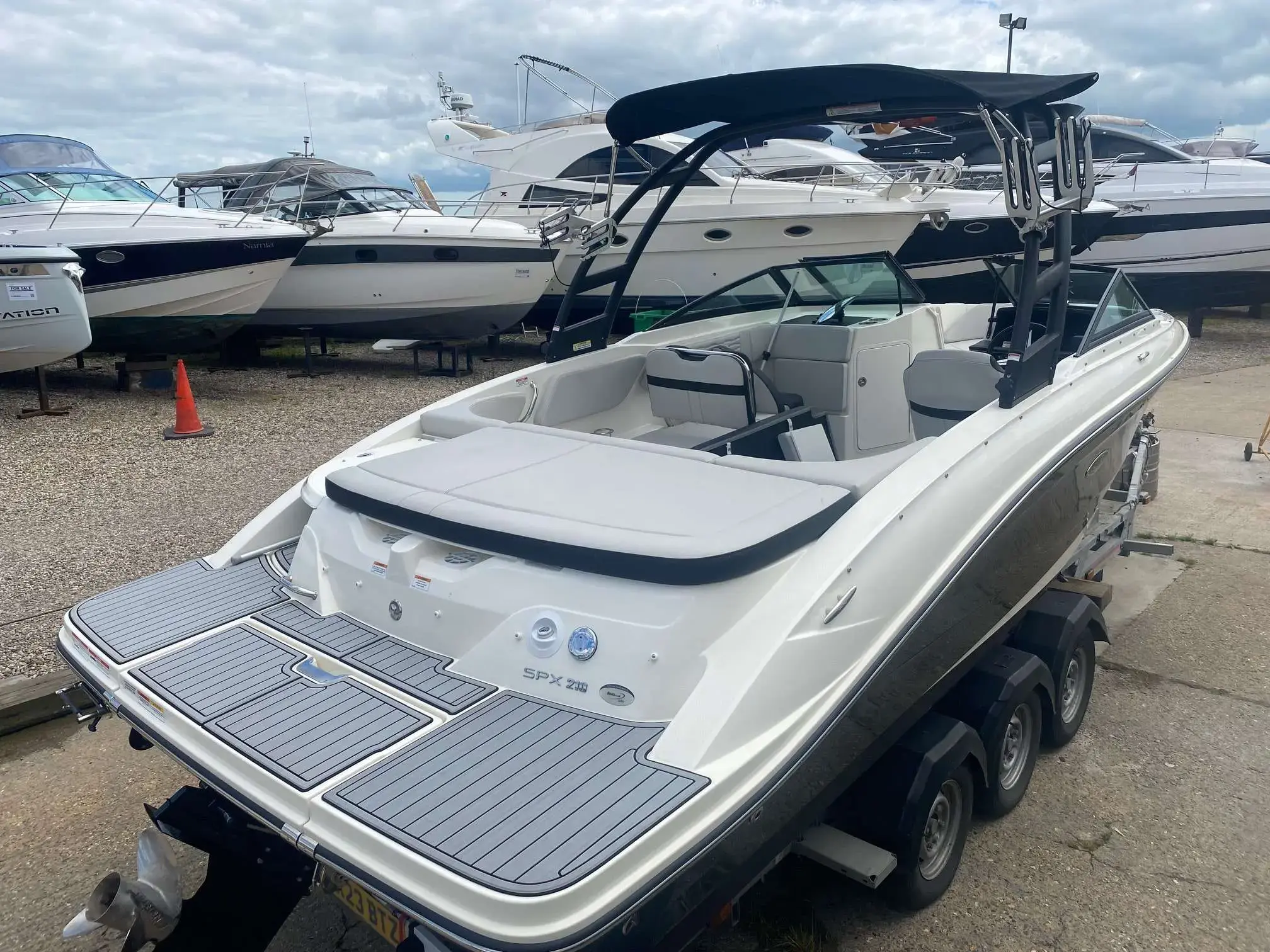 2022 Sea Ray 210 spxe