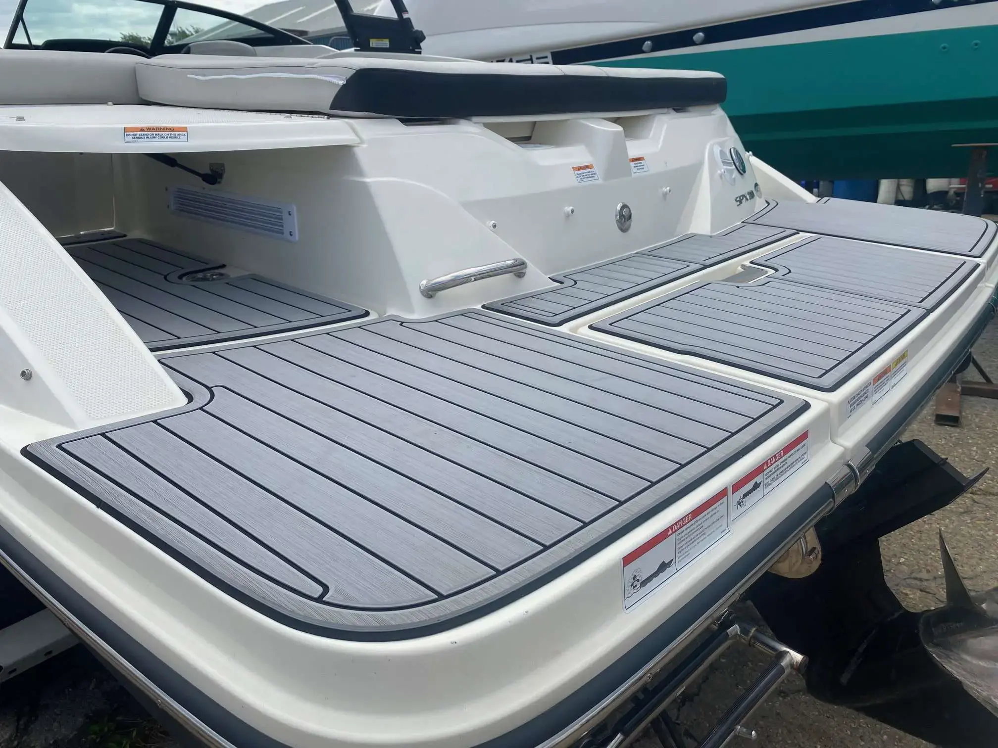 2022 Sea Ray 210 spxe