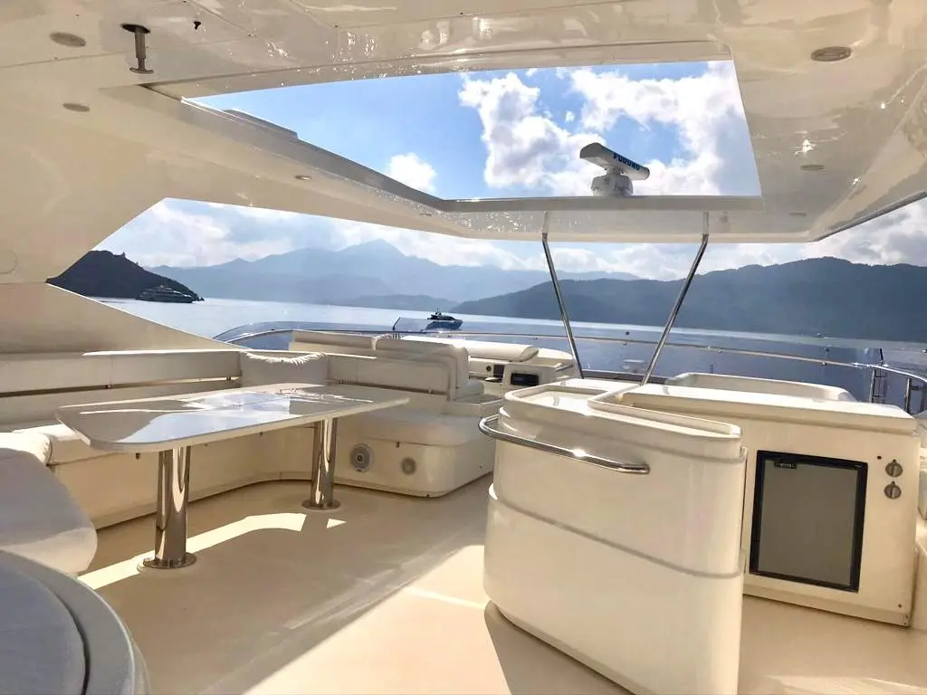 2006 Ferretti 881