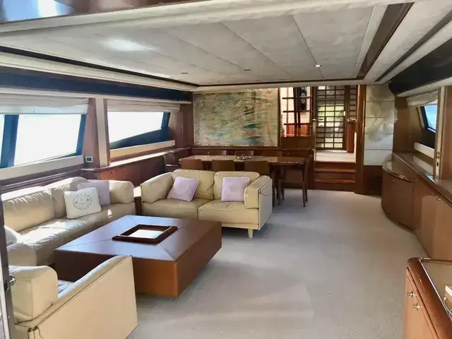 Ferretti Yachts 881