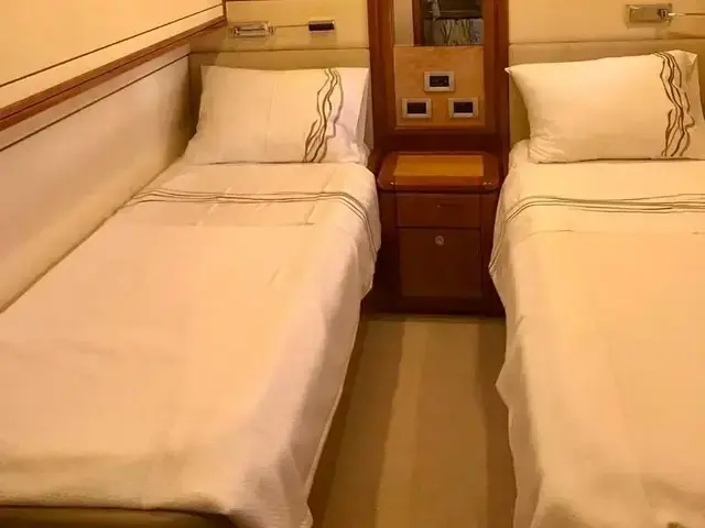 Ferretti Yachts 881