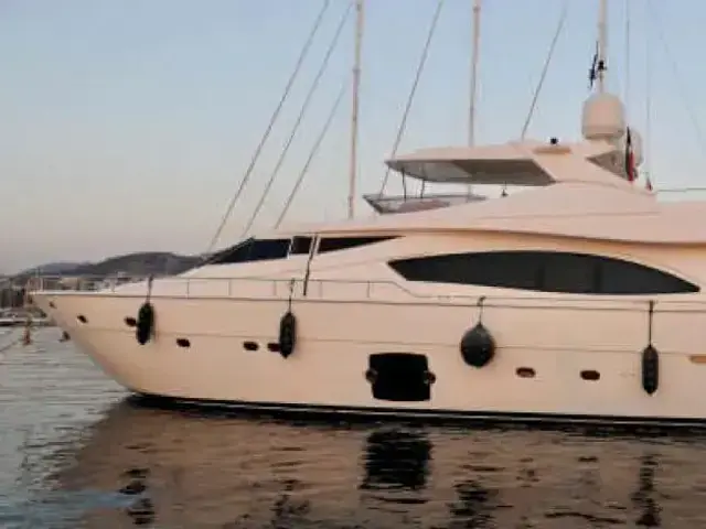 Ferretti Yachts 881